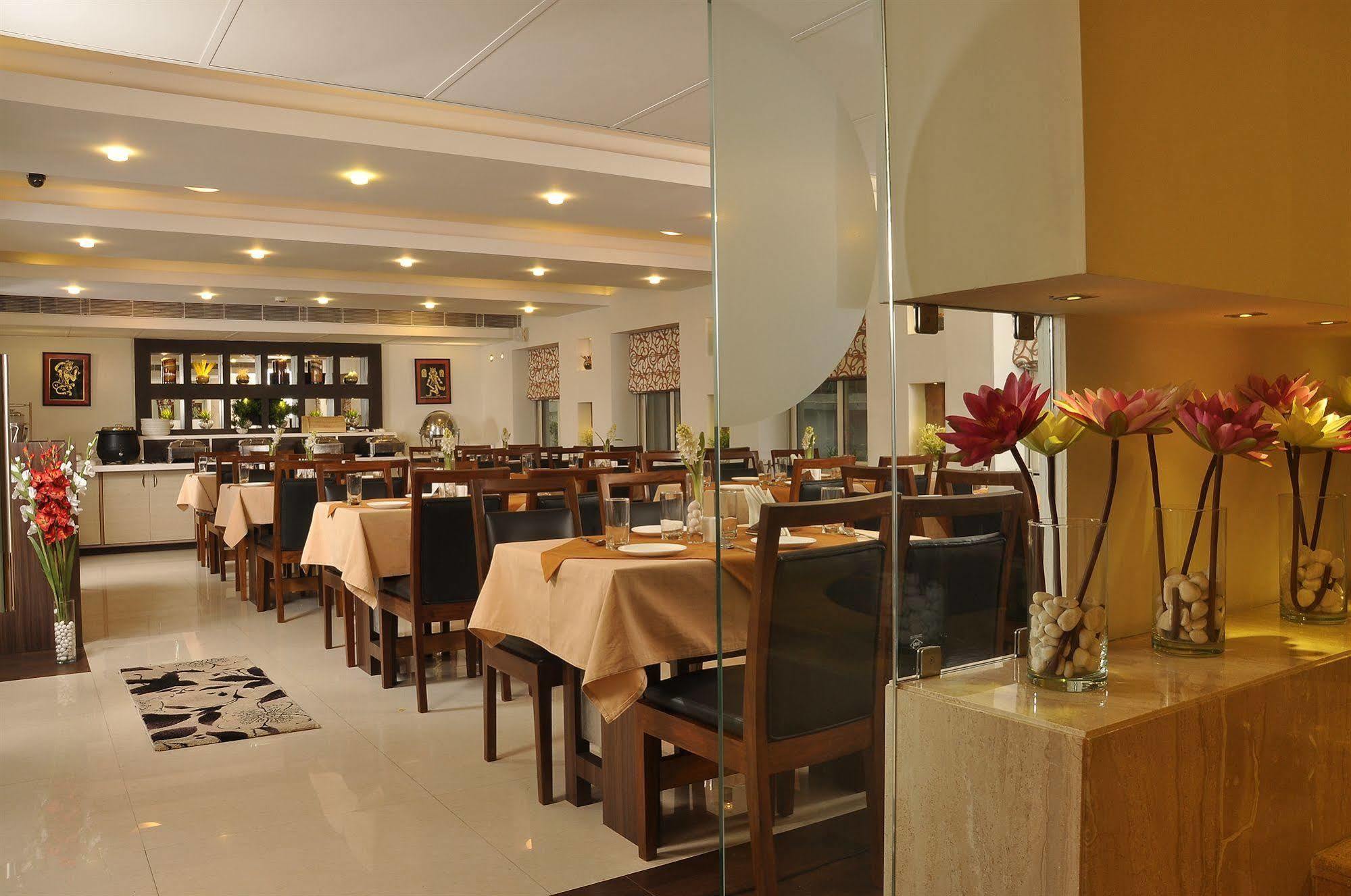 Hotel Niharika Calcutta Extérieur photo
