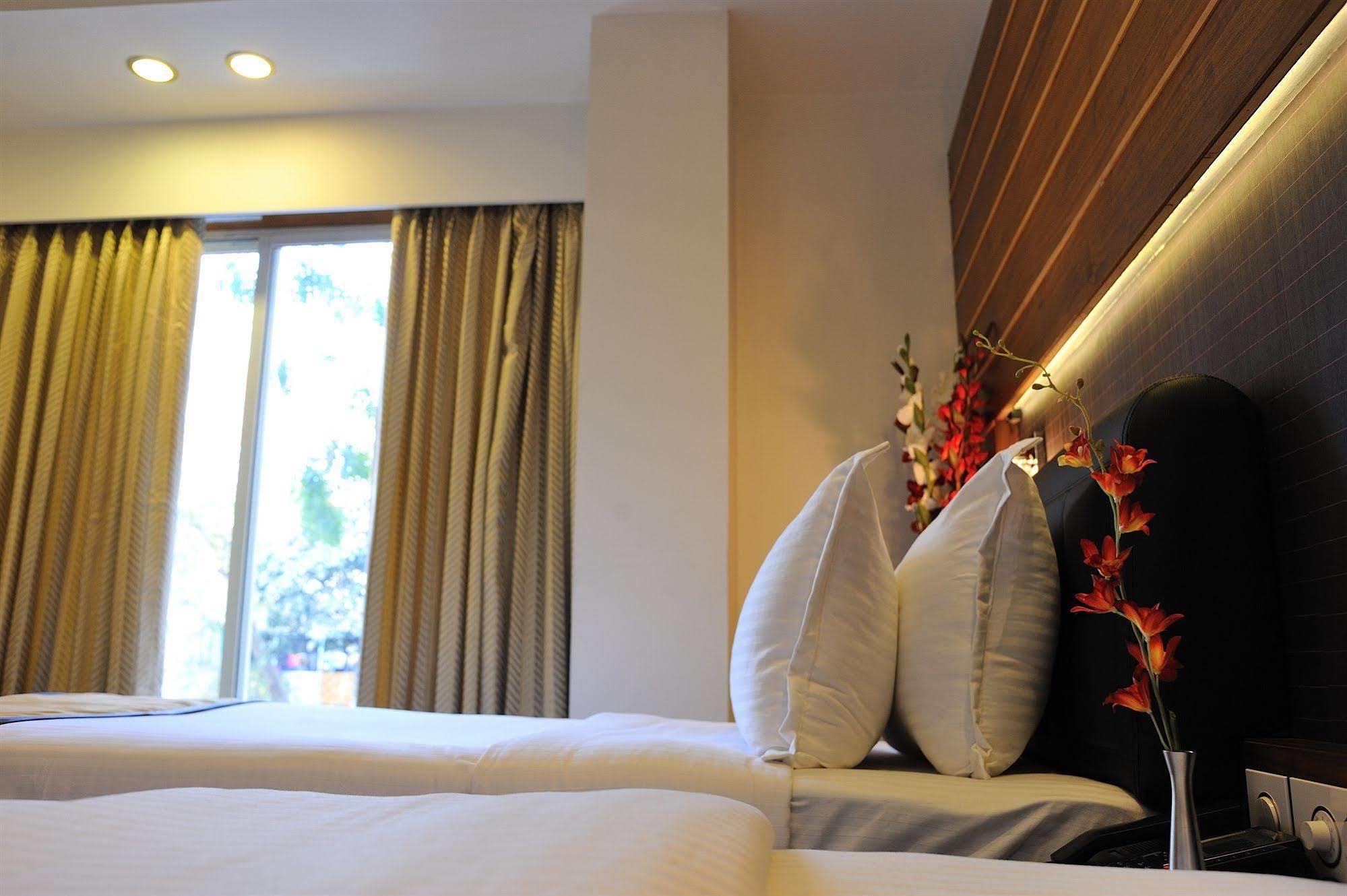 Hotel Niharika Calcutta Extérieur photo