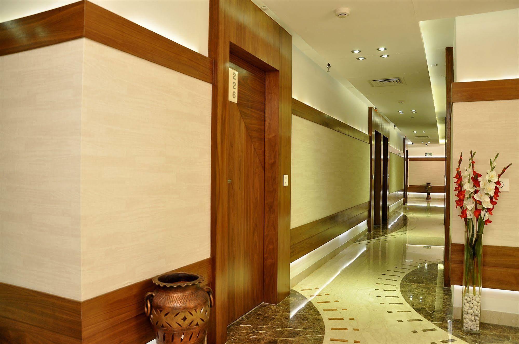 Hotel Niharika Calcutta Extérieur photo