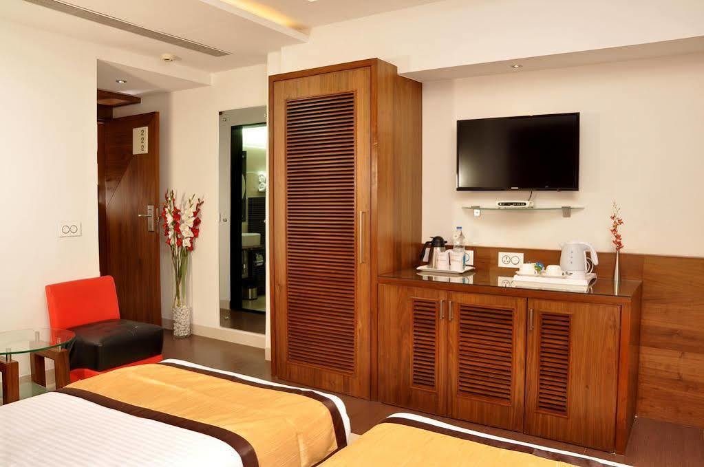 Hotel Niharika Calcutta Extérieur photo